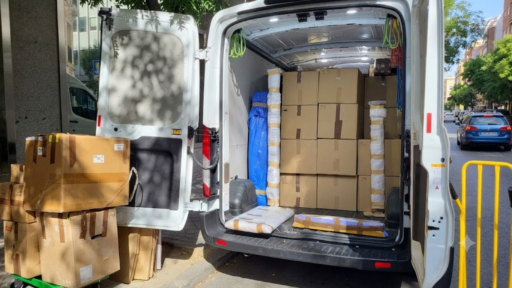 Cajas etiquetadas y organizadas para una mudanza en Madrid